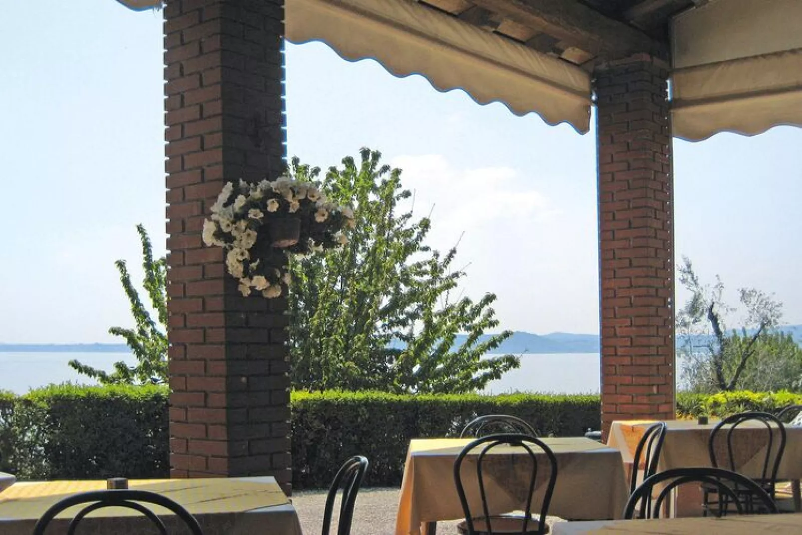 Stacaravan in Moniga del Garda met terras-Terras