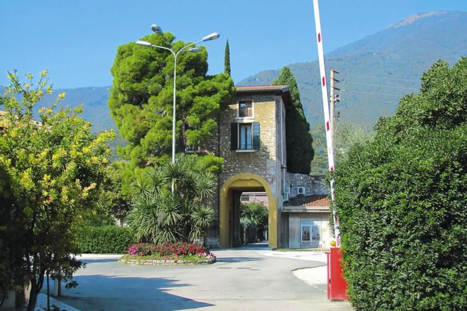 Residence Antico Monastero in Toscolano-Buitenkant zomer