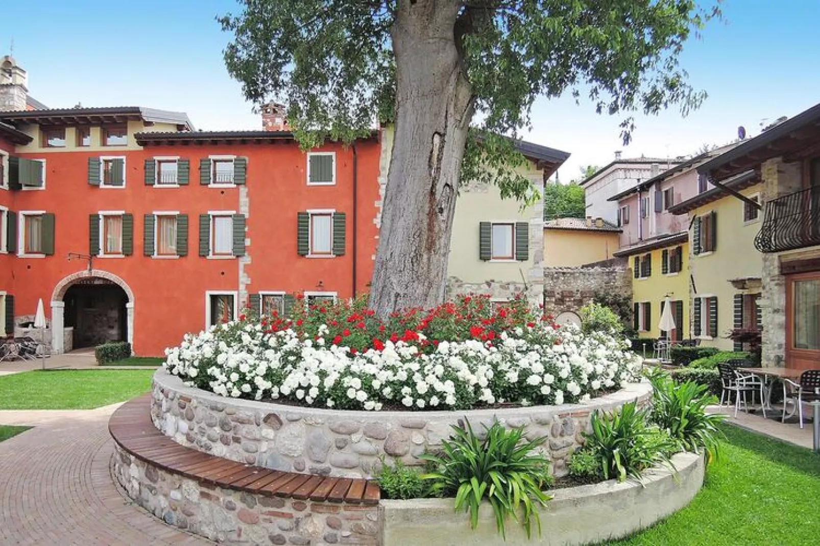 Apartments Borgo Mondragon, Lazise-trilo comfort-Tuinen zomer
