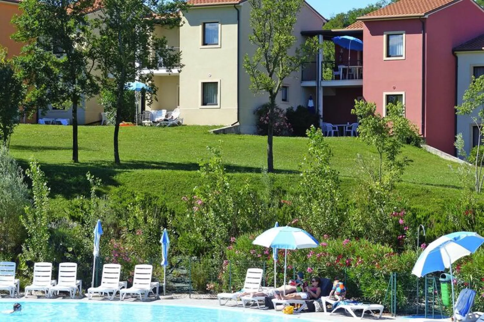 Residence Belvedere Village Castelnuovo del Garda-Trilo Family-Buitenkant zomer