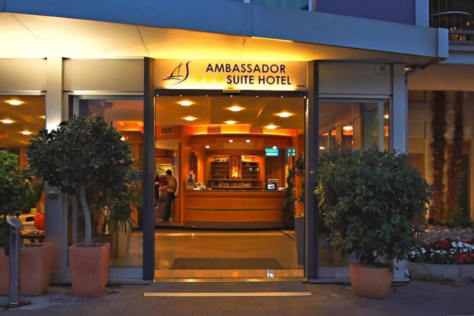 Residence Ambassador Suite, Riva del Garda-suite bilo-Buitenkant zomer
