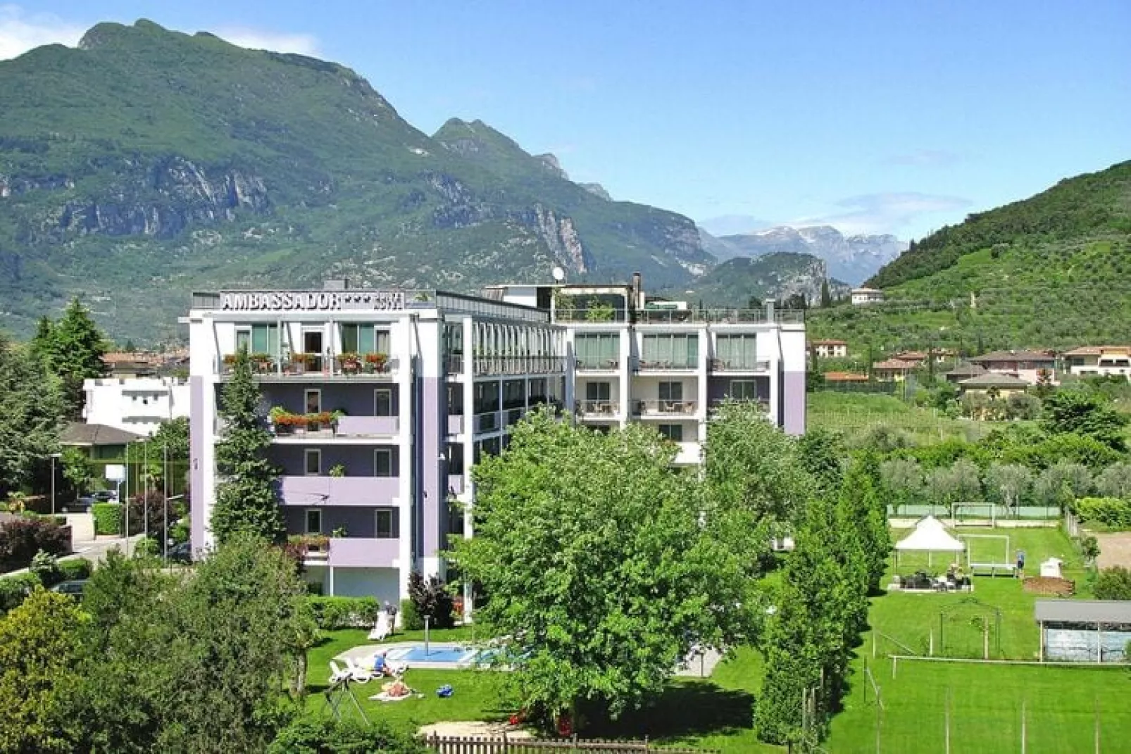 Residence Ambassador Suite, Riva del Garda-mono 2-Uitzicht zomer