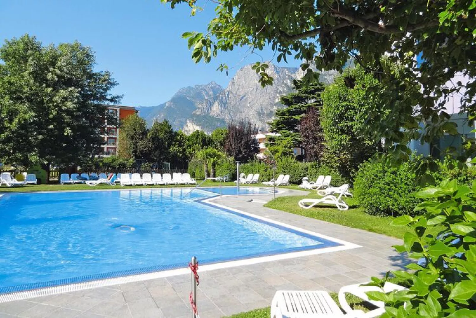 Residence Ambassador Suite, Riva del Garda-mono 2-Zwembad