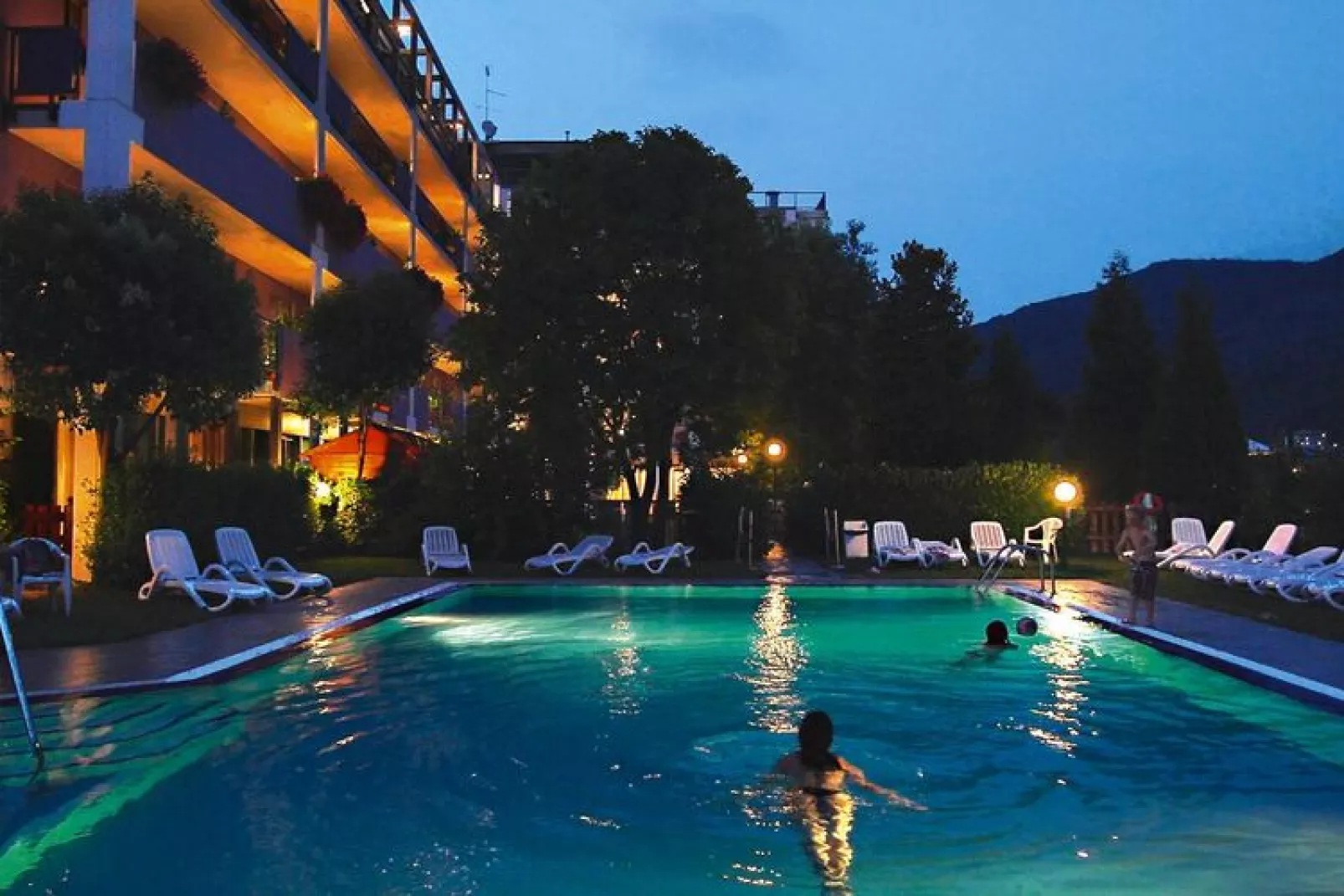 Residence Ambassador Suite, Riva del Garda-mono 3-Zwembad