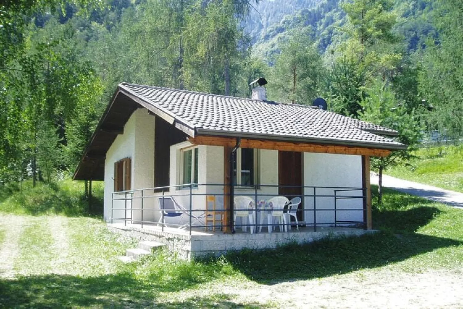 Holiday complex Villaggio Santa Lucia, Bezzecca-bungalow-Buitenkant zomer