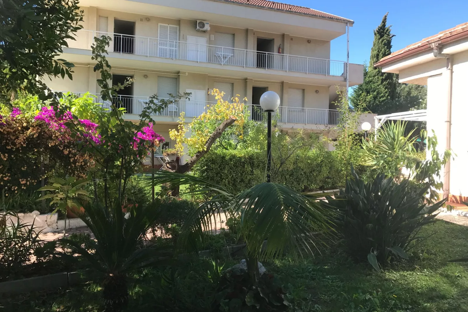 Villa Paola Loano - Type B6 neu B4plus2-Buitenkant zomer
