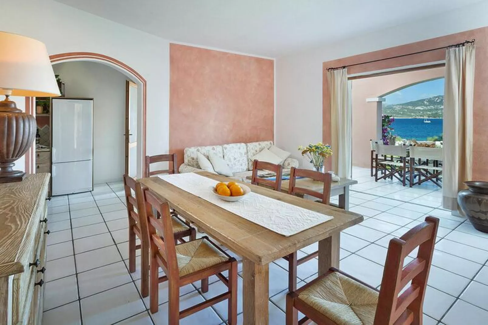 Holiday Residence Cala di Falco Villen Cannigione-Villa tipo B vista mare-Woonkamer