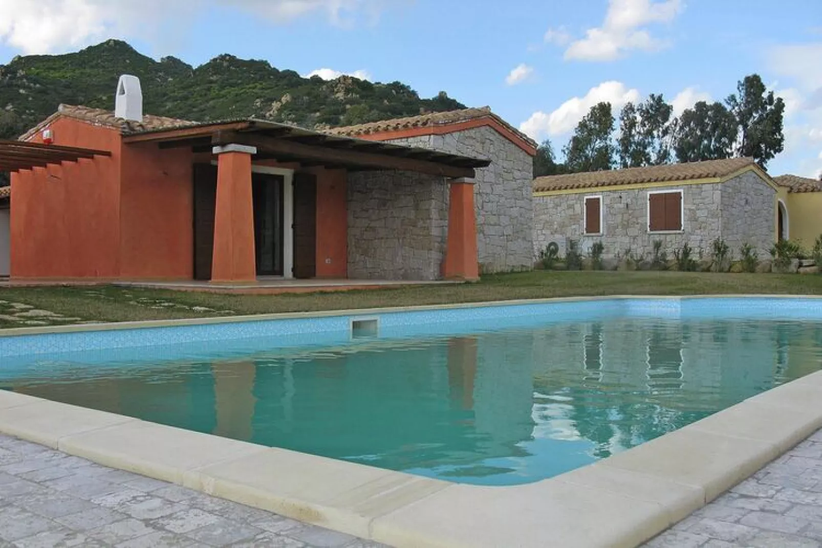 Row bungalows an der Costa Rei-San Pietro Villa 4/6 pers Unifamiliare con piscina comune