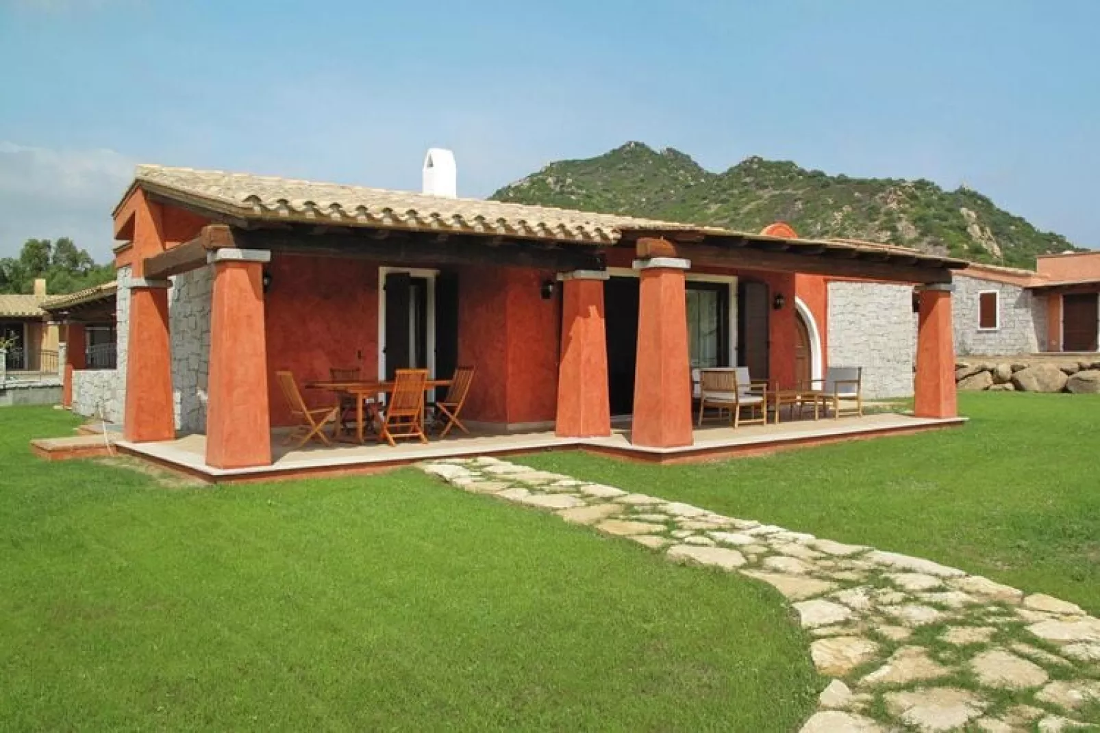 Row bungalows an der Costa Rei-San Pietro Villa 4/6 pers Unifamiliare con piscina comune-Buitenkant zomer