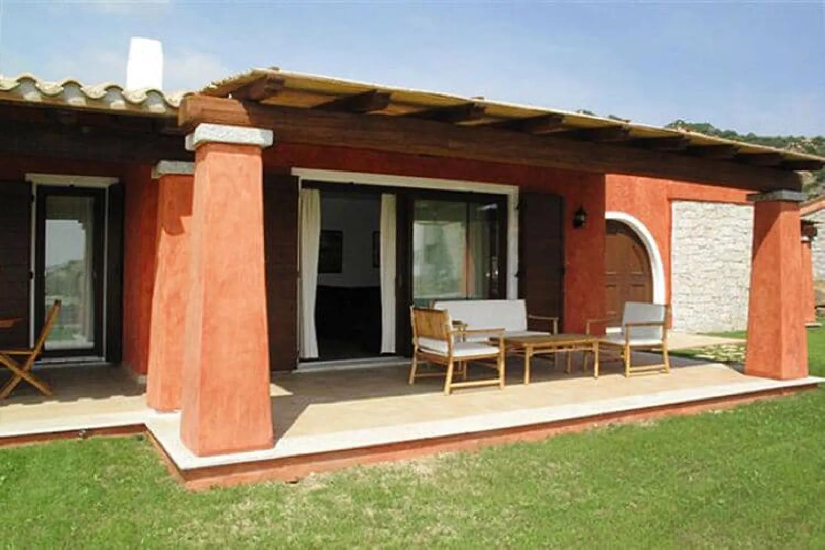 Row bungalows an der Costa Rei-San Pietro Villa 4/6 pers Unifamiliare con piscina comune-Buitenkant zomer