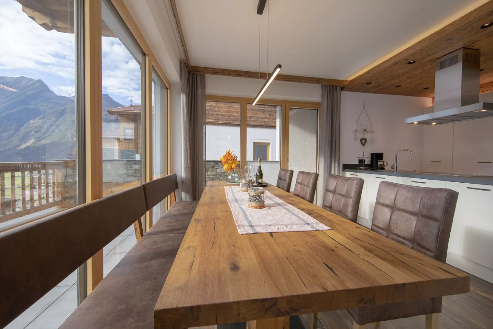 Rossberg Hohe Tauern Chalets -8-Eetkamer