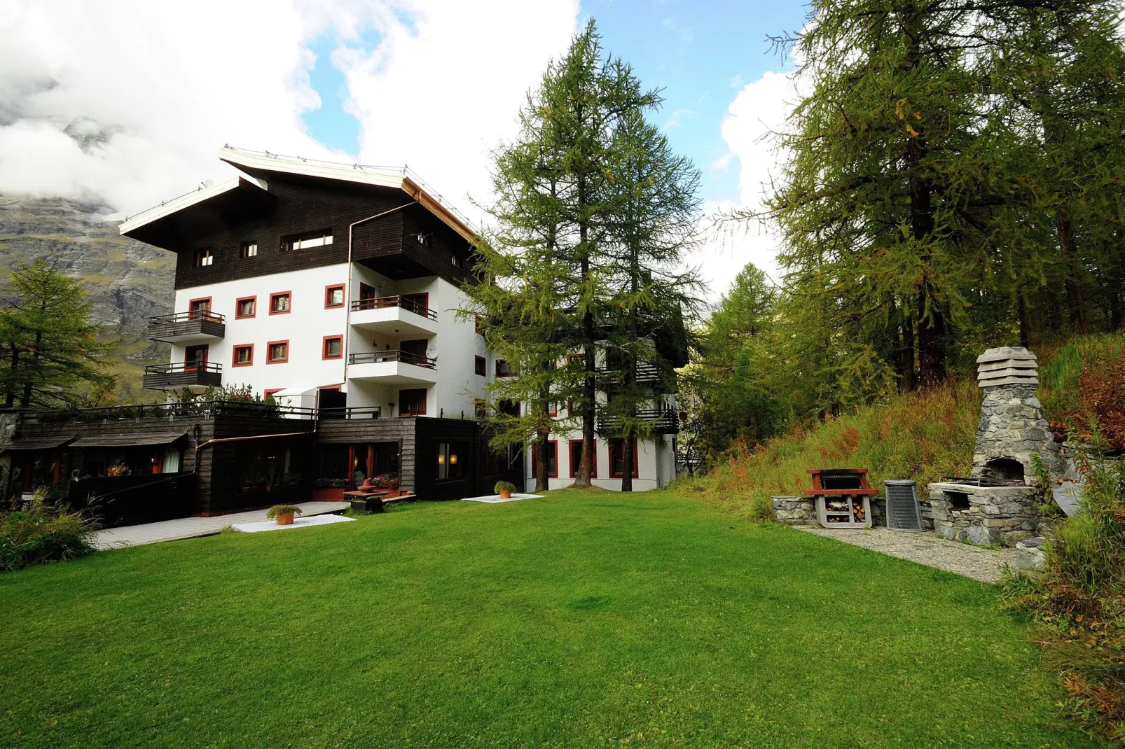 Residenza Cervinia Bilo Piano Cinque-Buitenkant zomer