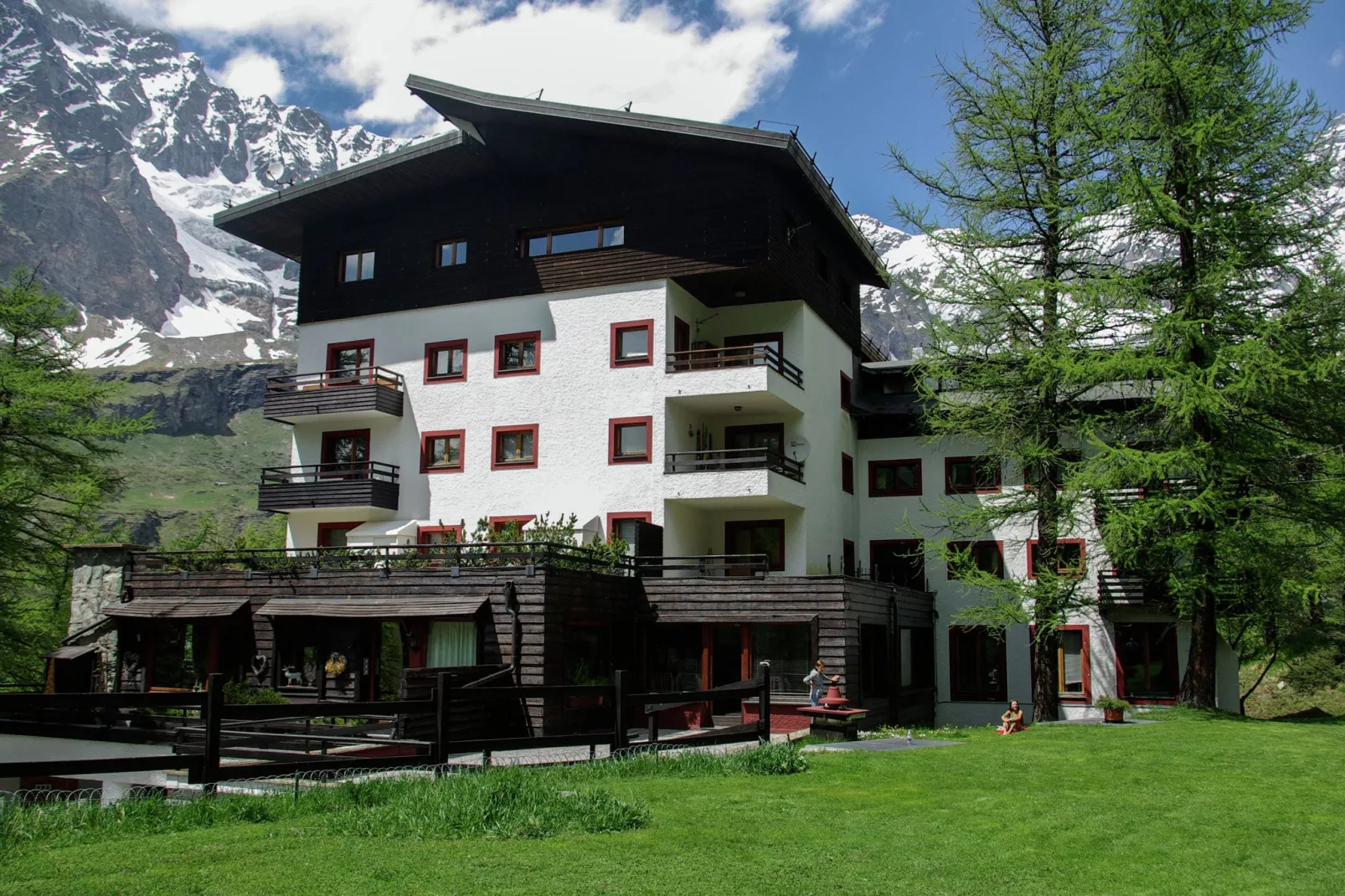 Residenza Cervinia Bilo Piano Cinque-Buitenkant zomer