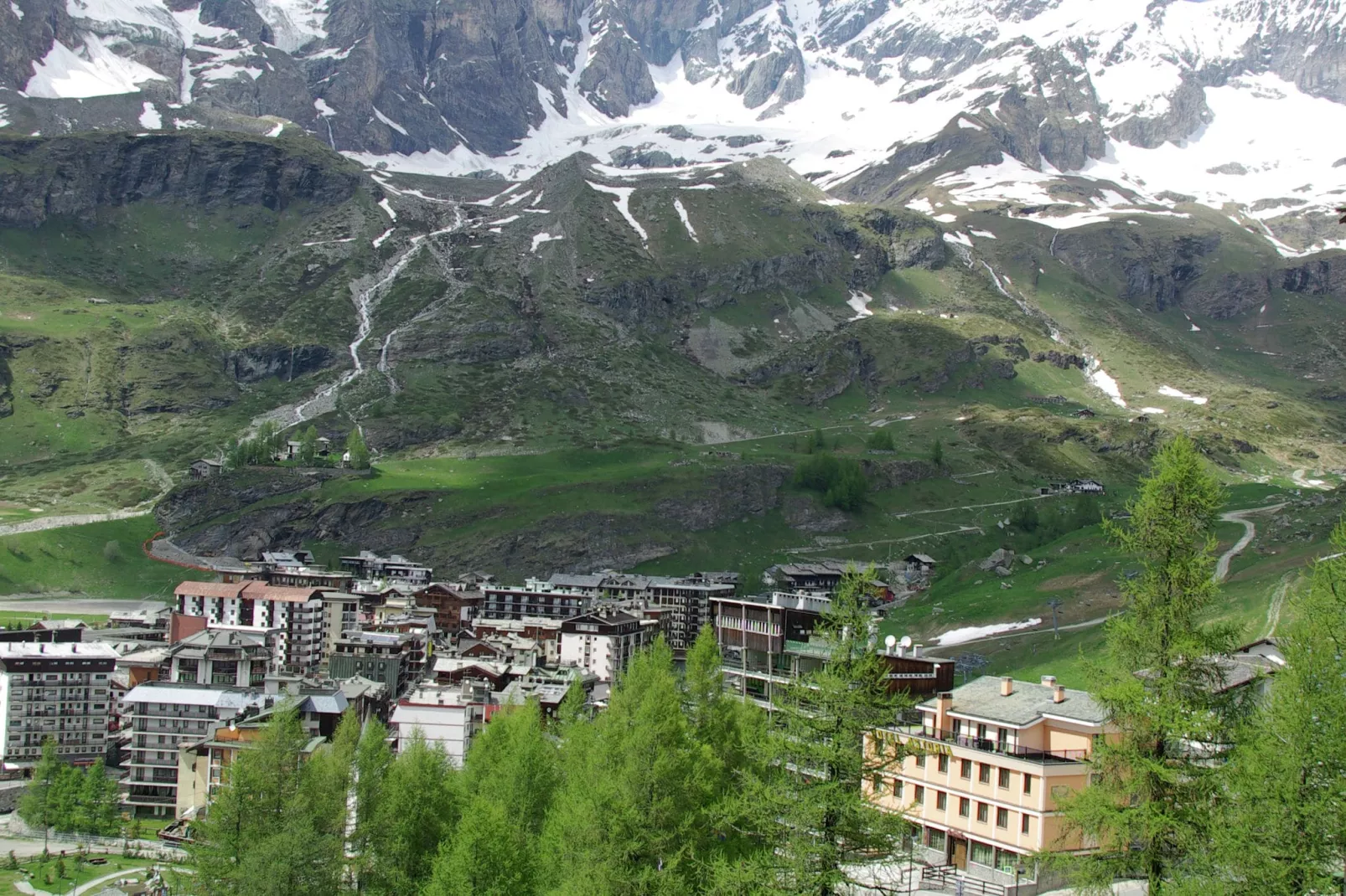 Residenza Cervinia Bilo Piano Cinque-Uitzicht zomer