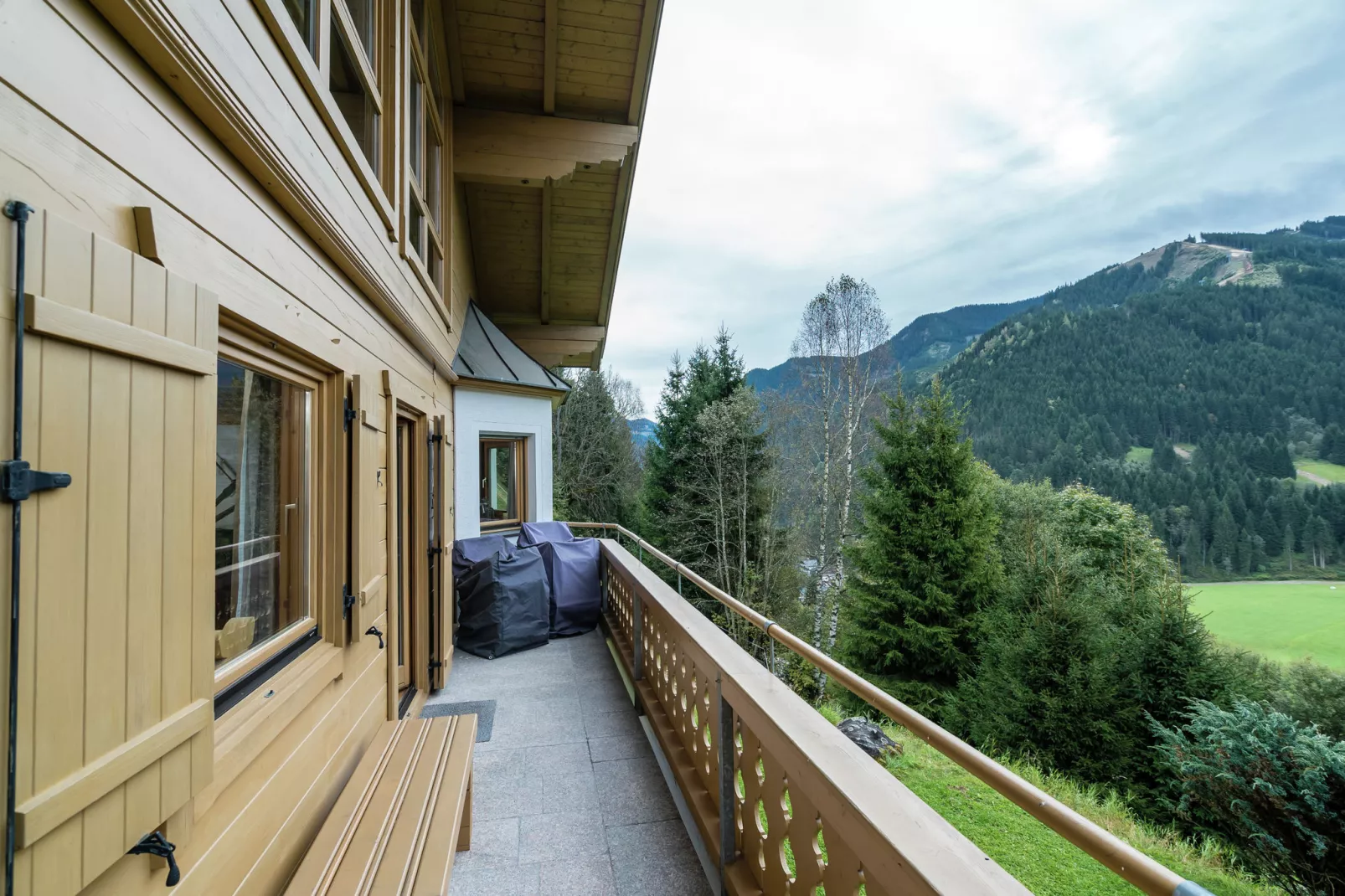 Chalet Huski Viehhofen-Terrasbalkon