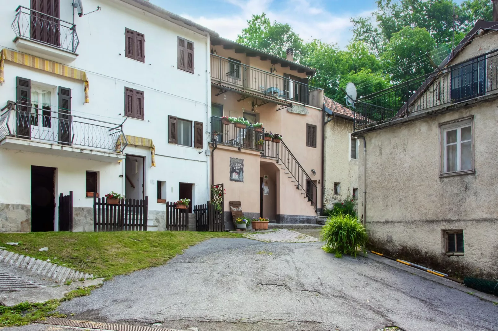 Appartamento Calizzano-Buitenkant zomer