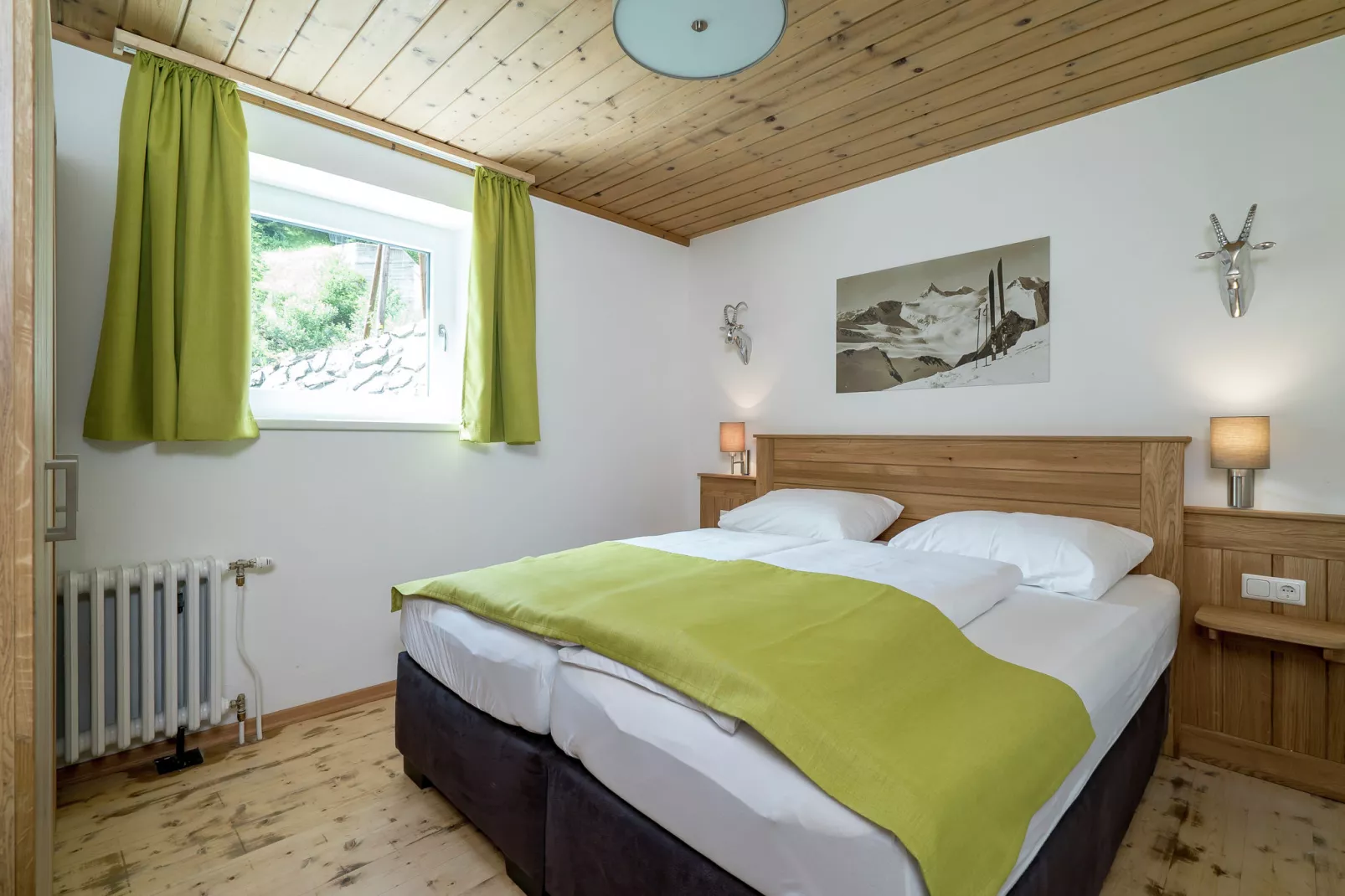 Mooi chalet in Saalbach-Hinterglemm op zonnige helling-Slaapkamer