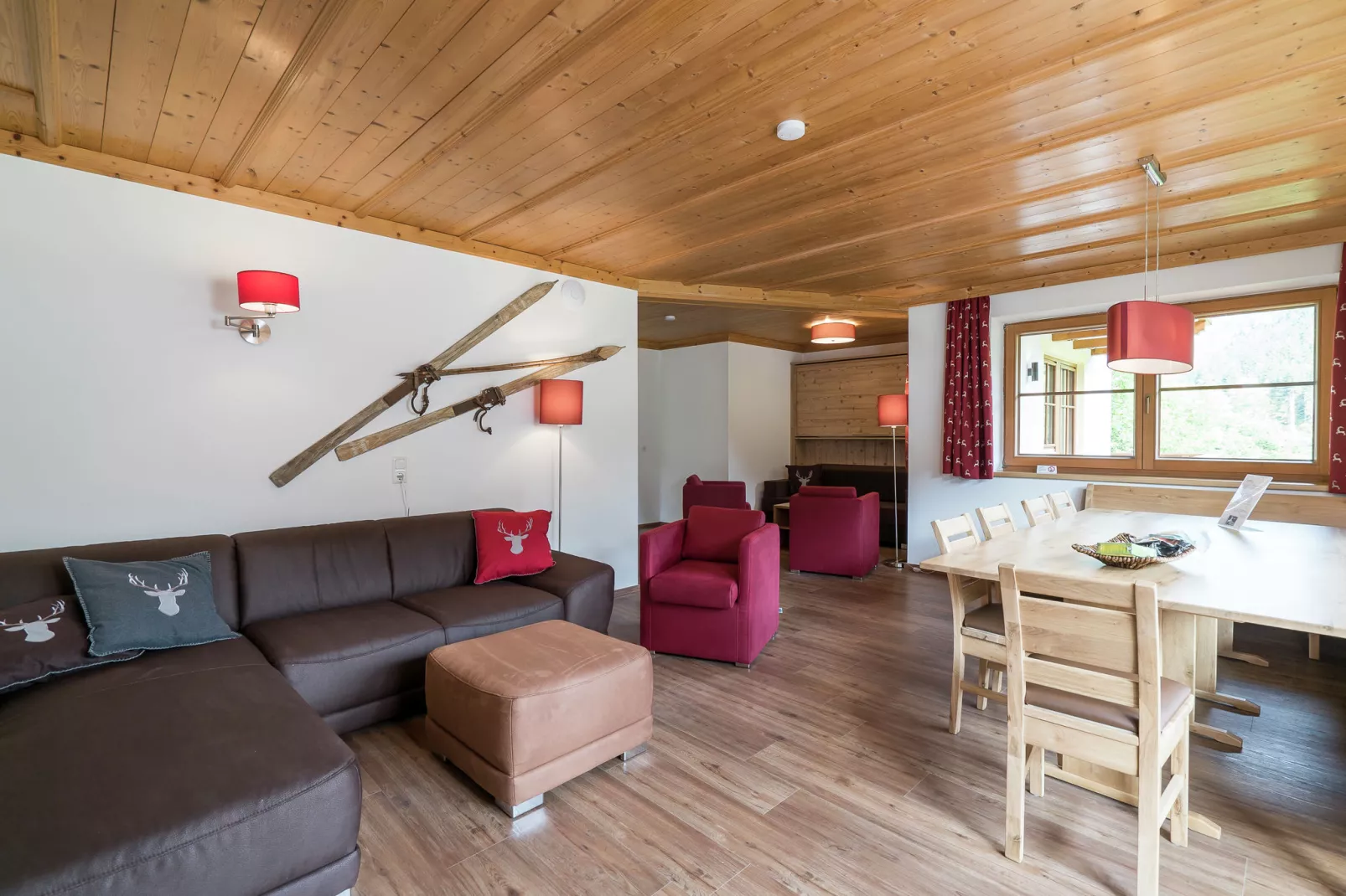 Mooi chalet in Saalbach-Hinterglemm op zonnige helling-Woonkamer