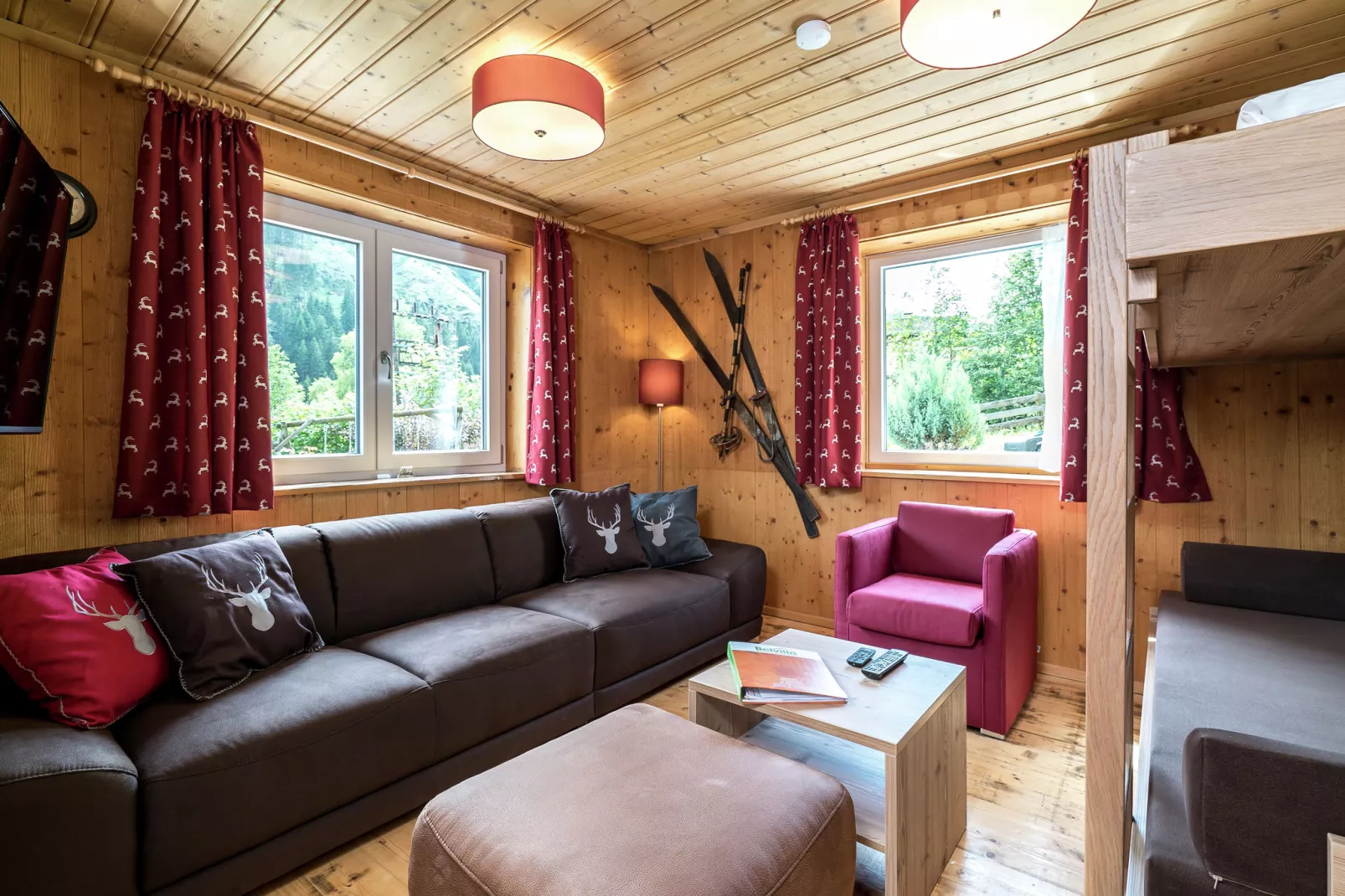 Mooi chalet in Saalbach-Hinterglemm op zonnige helling-Woonkamer