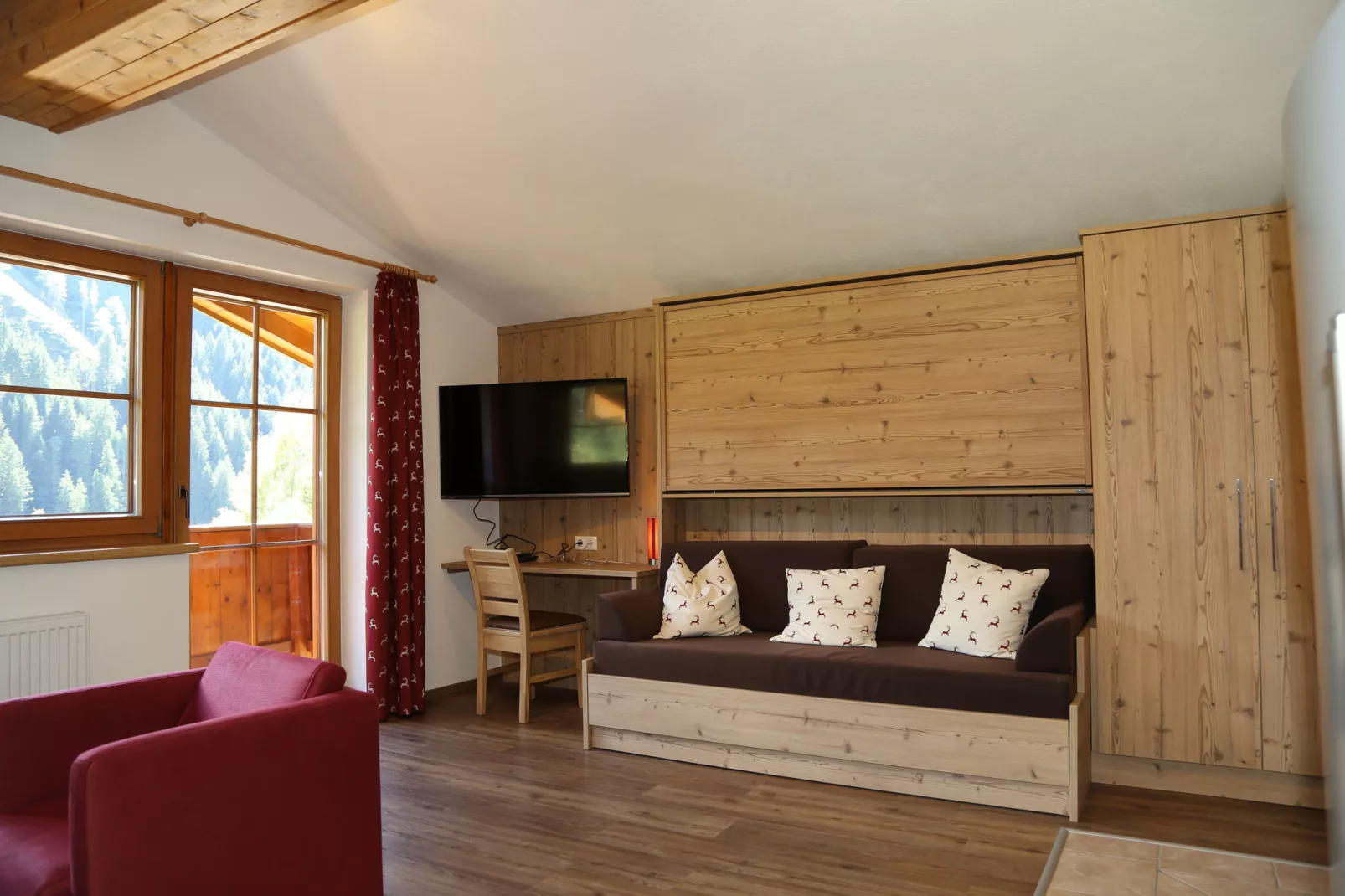 Mooi chalet in Saalbach-Hinterglemm op zonnige helling-Woonkamer