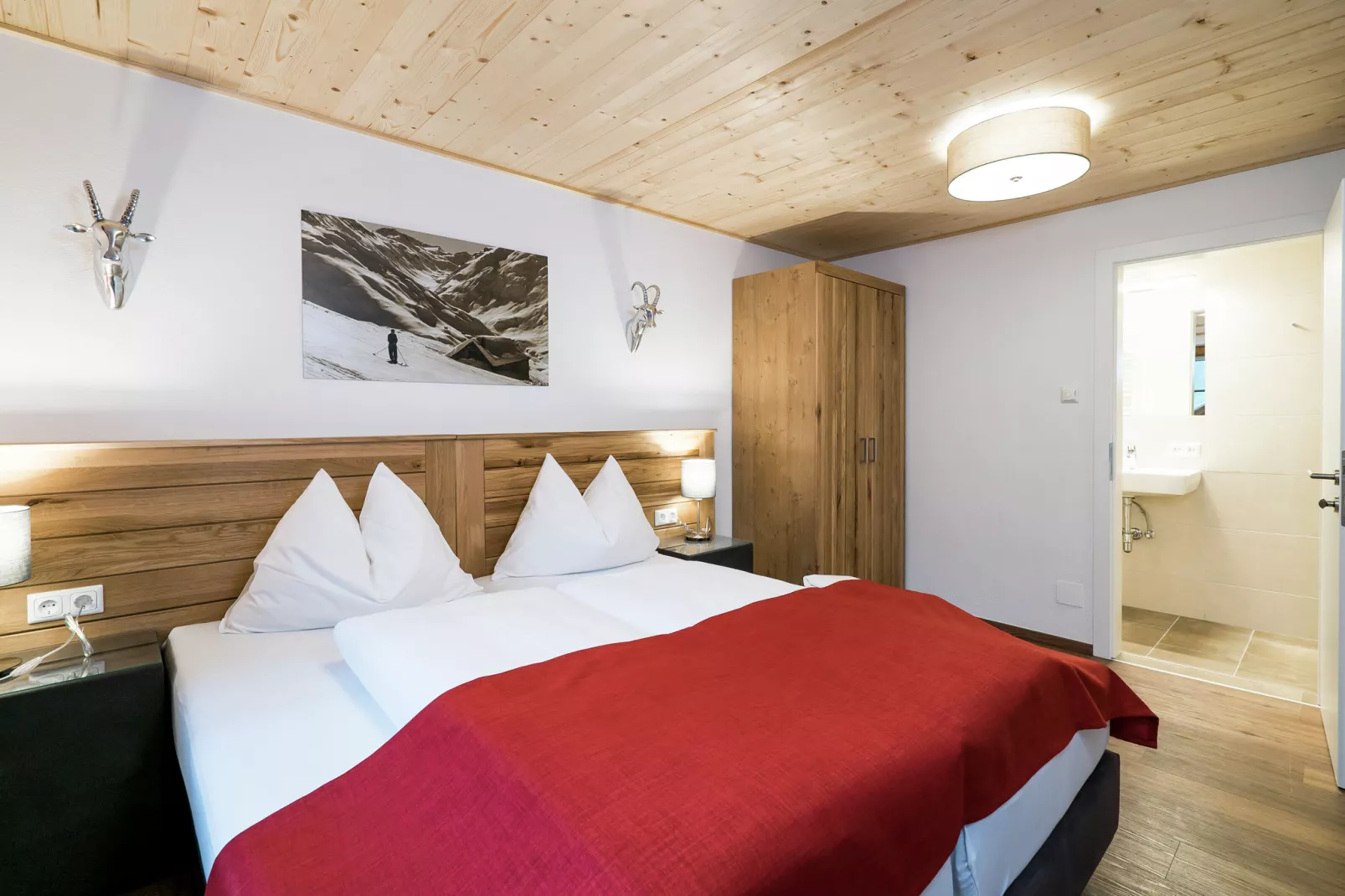 Mooi chalet in Saalbach-Hinterglemm op zonnige helling-Slaapkamer