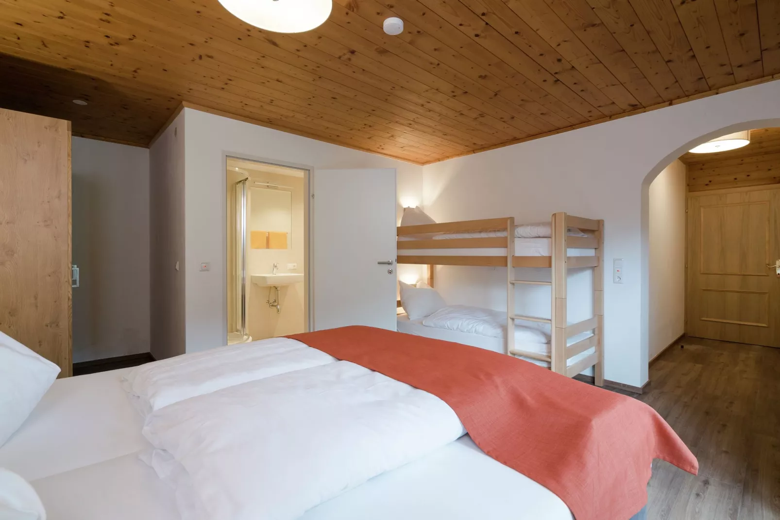 Mooi chalet in Saalbach-Hinterglemm op zonnige helling-Slaapkamer