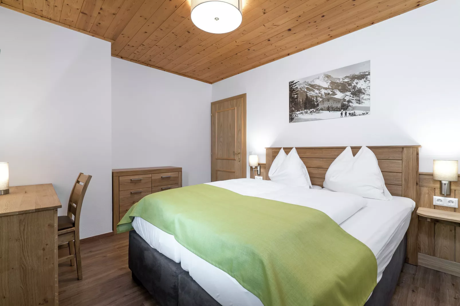 Mooi chalet in Saalbach-Hinterglemm op zonnige helling-Slaapkamer