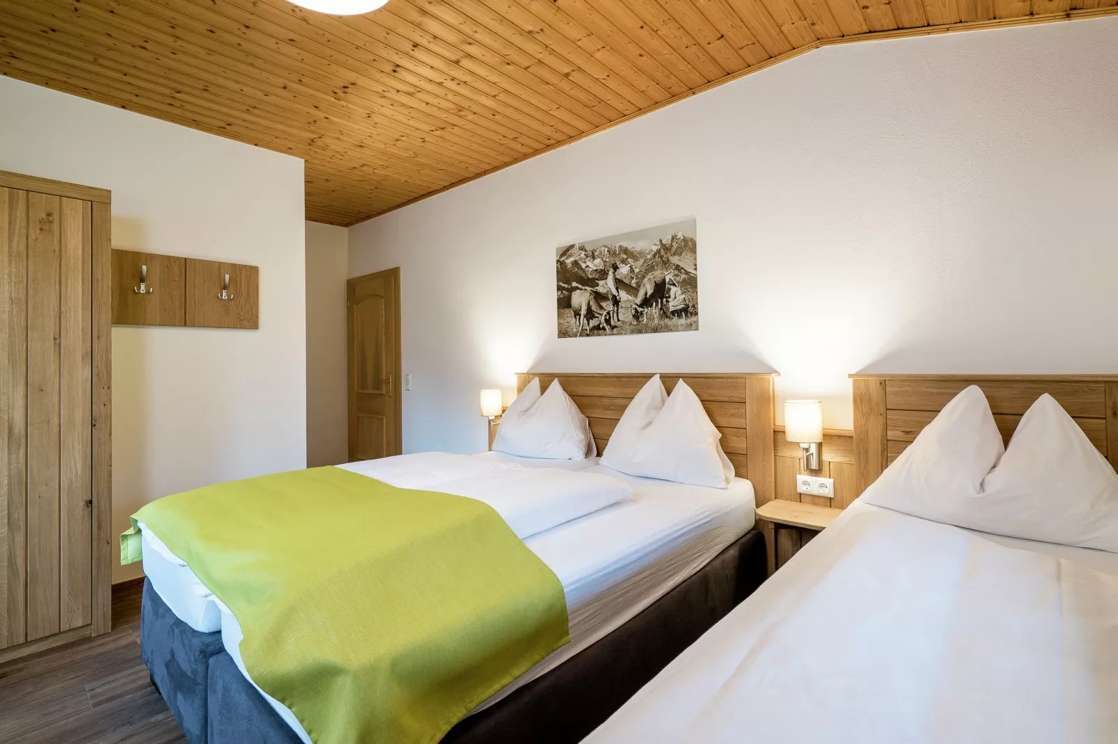 Mooi chalet in Saalbach-Hinterglemm op zonnige helling-Slaapkamer