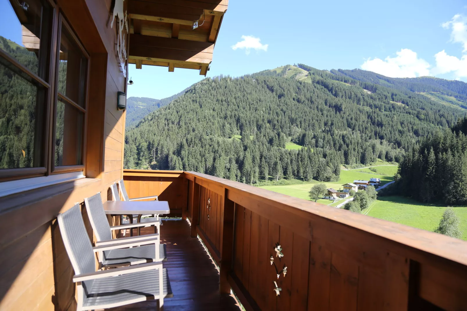 Mooi chalet in Saalbach-Hinterglemm op zonnige helling-Terrasbalkon