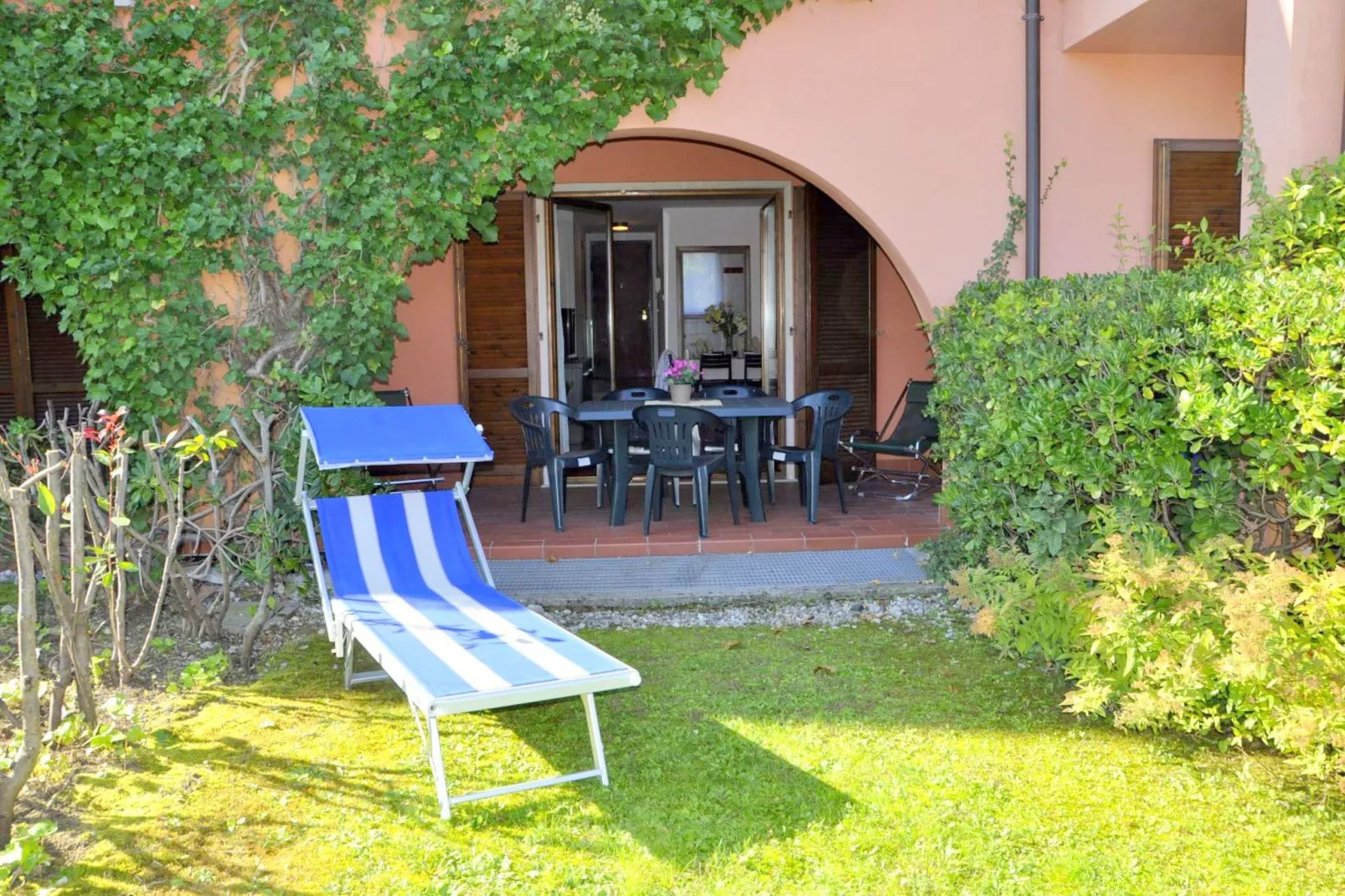 Gezellig vakantiehuis vlak bij het Gardameer met zwembad-Terrasbalkon