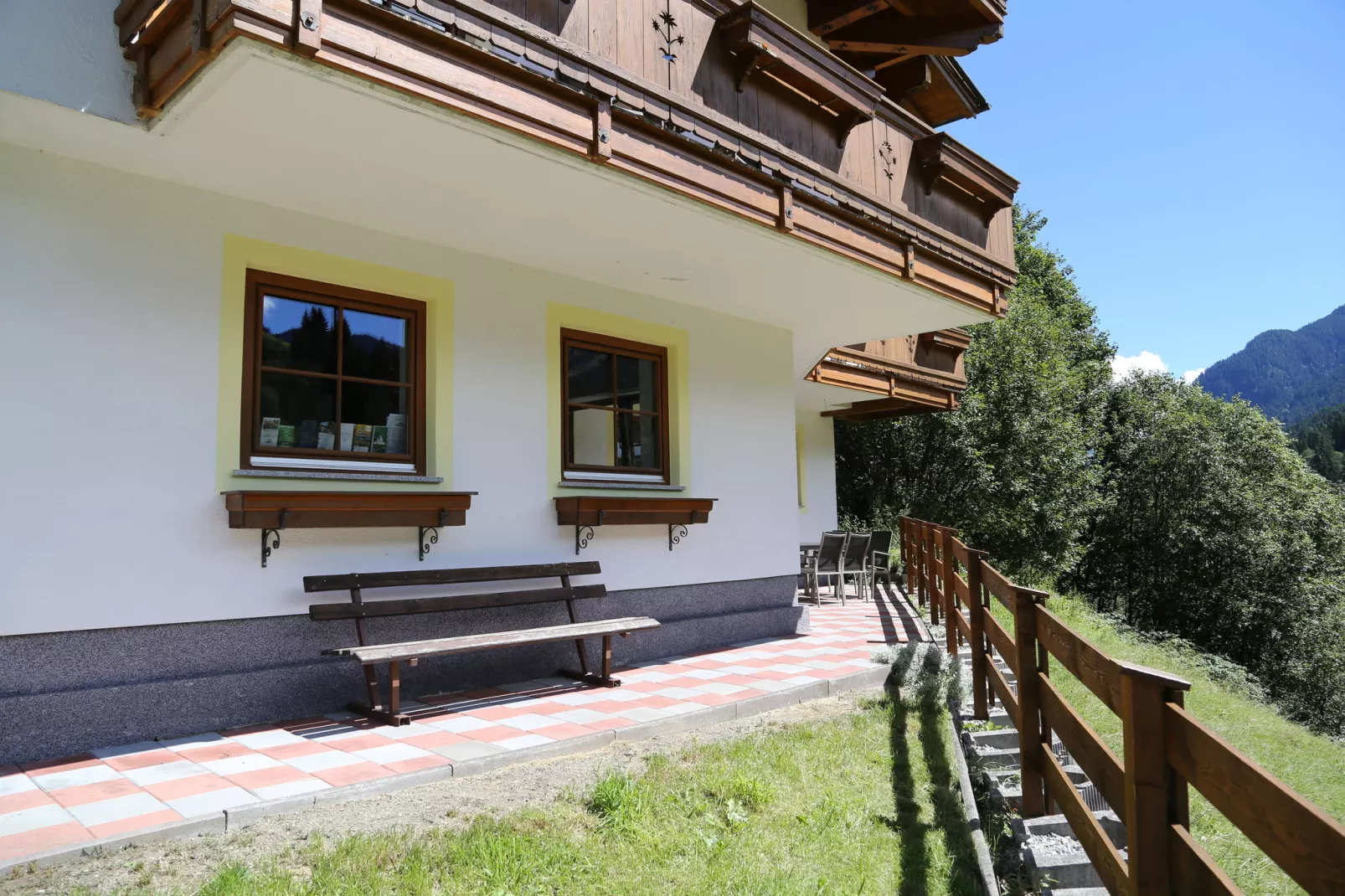 Mooi chalet in Saalbach-Hinterglemm op zonnige helling-Terrasbalkon