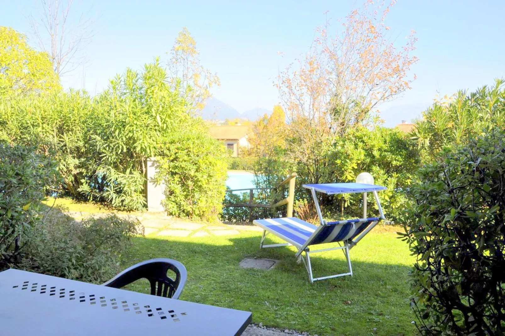 Mooi vakantiehuis vlak bij het Gardameer met zwembad-Tuinen zomer