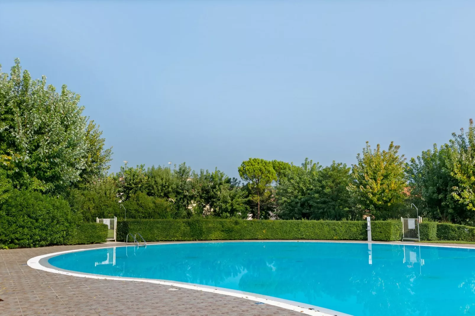 Mooi vakantiehuis vlak bij het Gardameer met zwembad-Zwembad