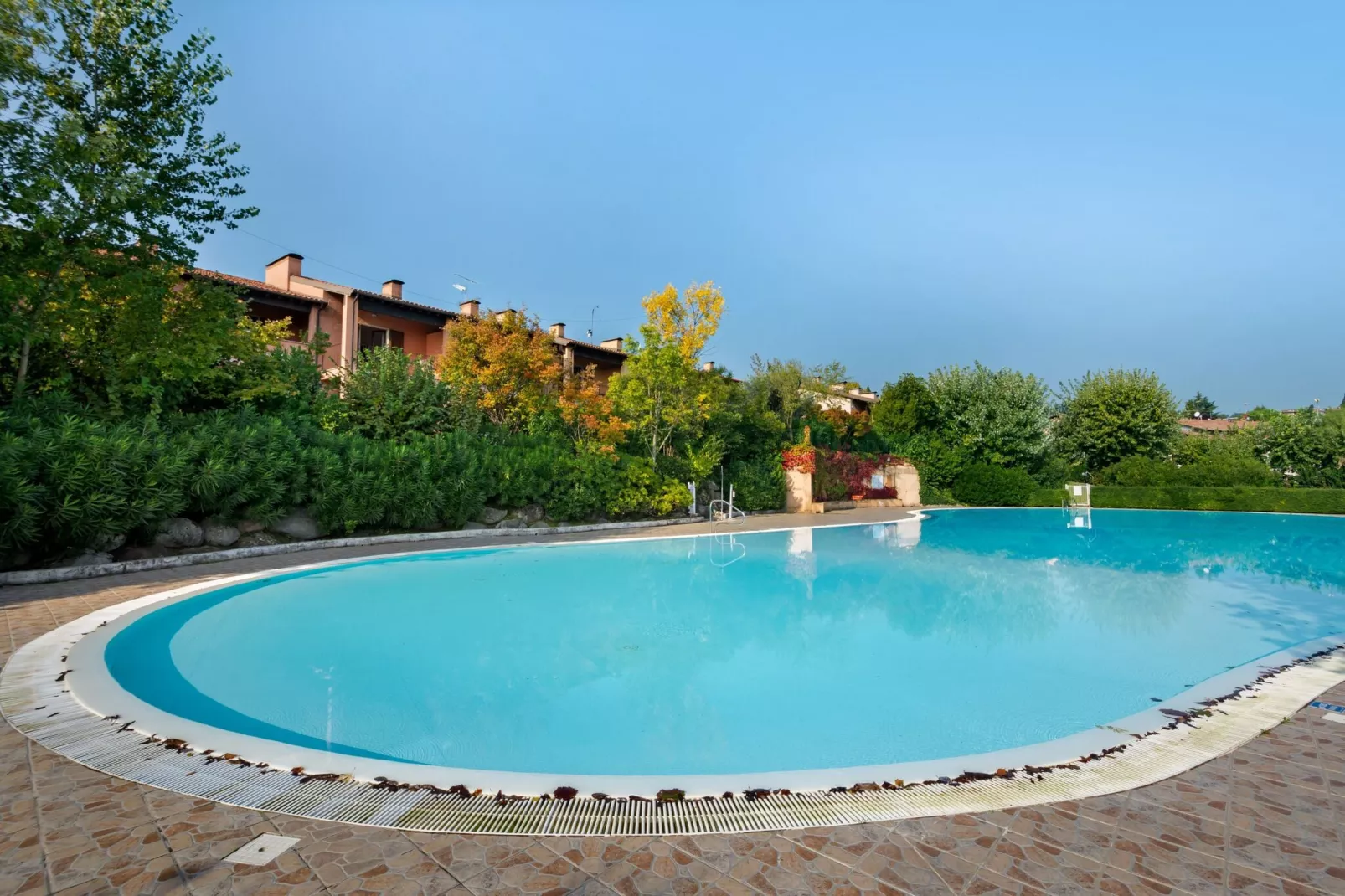 Mooi vakantiehuis vlak bij het Gardameer met zwembad-Zwembad