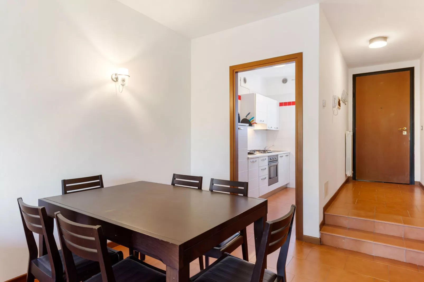 Mooi vakantiehuis vlak bij het Gardameer met zwembad-Eetkamer