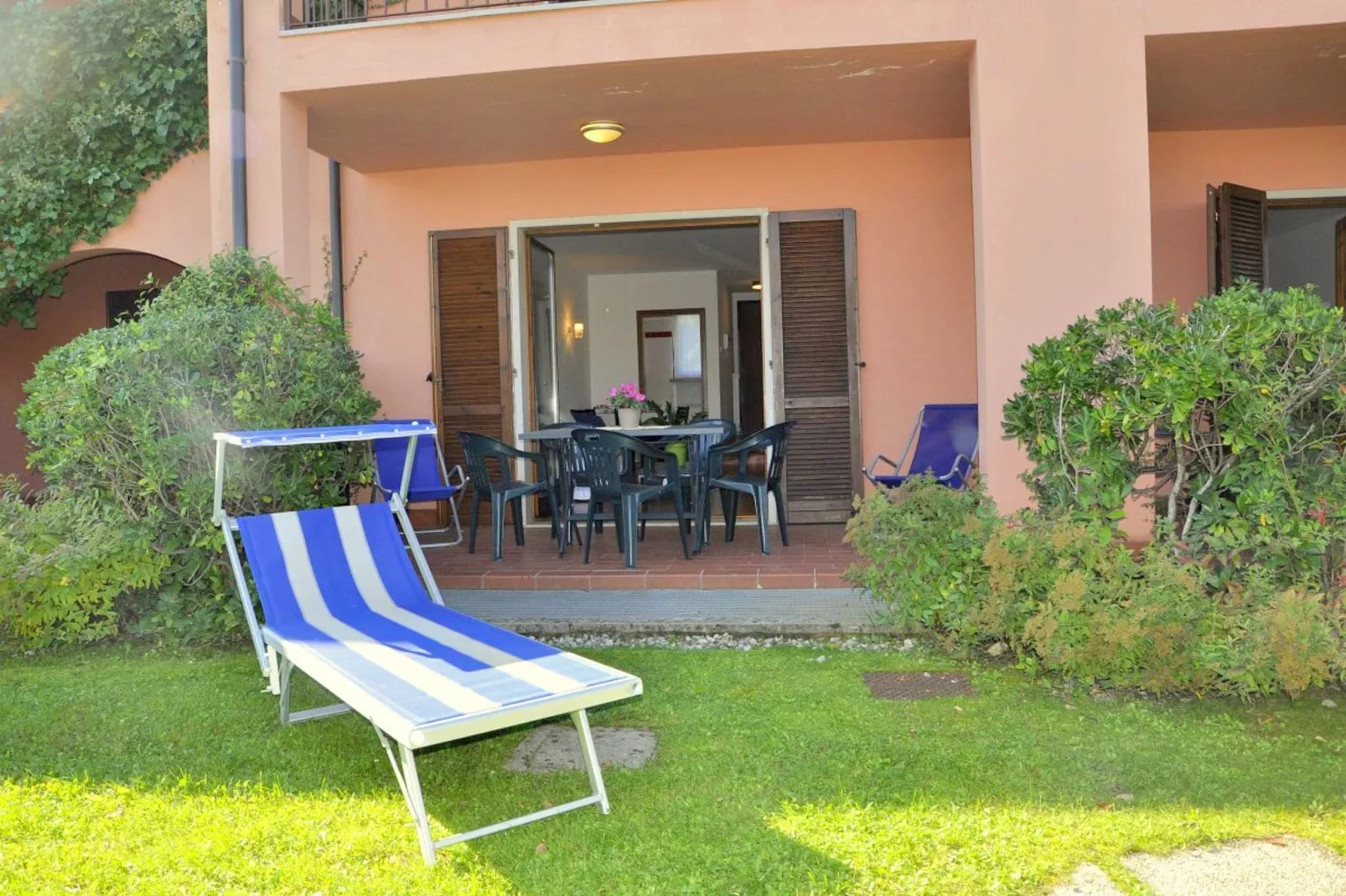 Mooi vakantiehuis vlak bij het Gardameer met zwembad-Terrasbalkon
