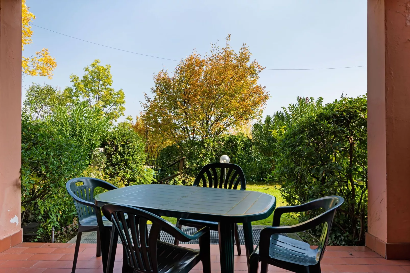 Mooi vakantiehuis vlak bij het Gardameer met zwembad-Terrasbalkon