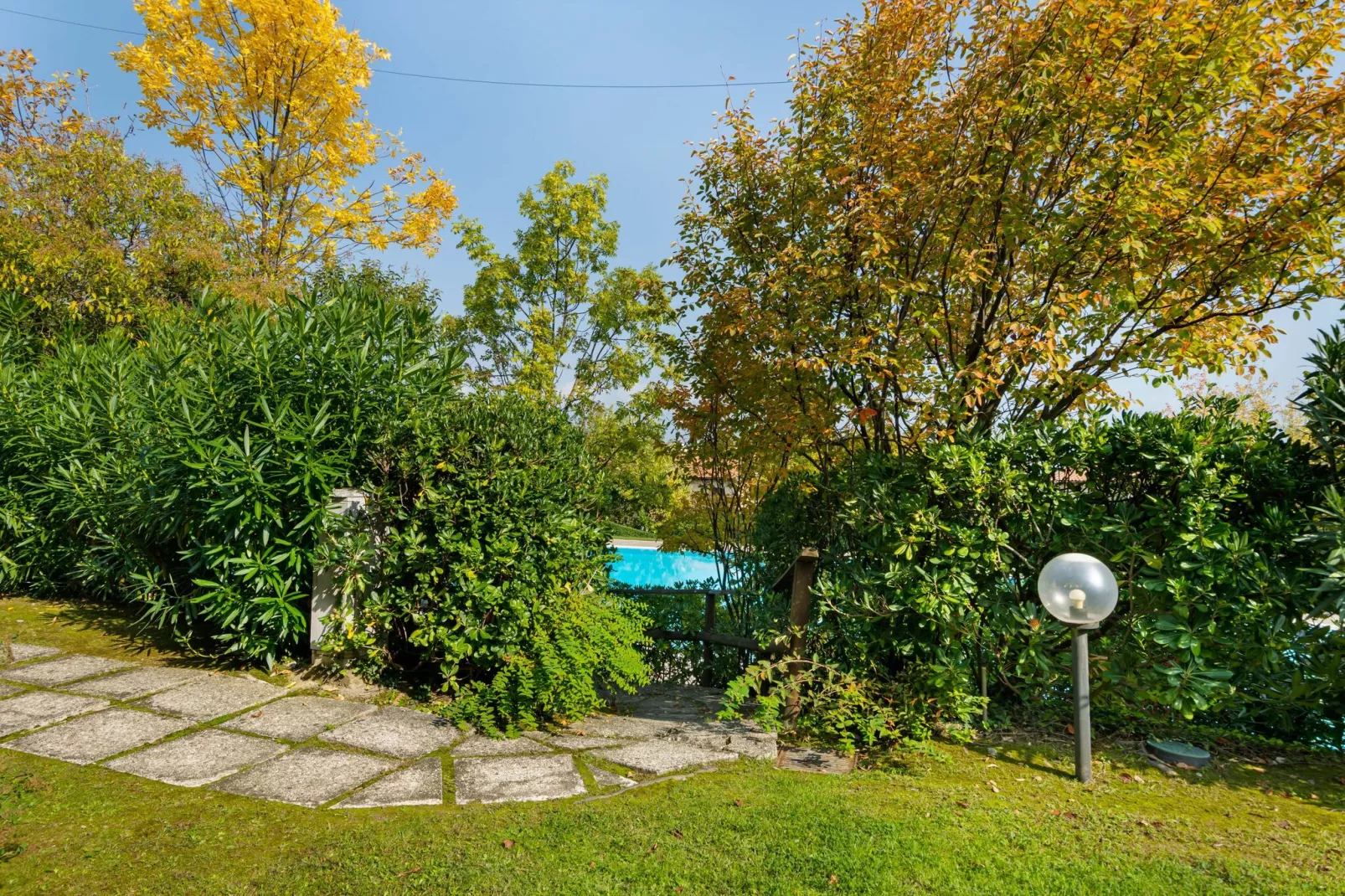 Mooi vakantiehuis vlak bij het Gardameer met zwembad-Tuinen zomer