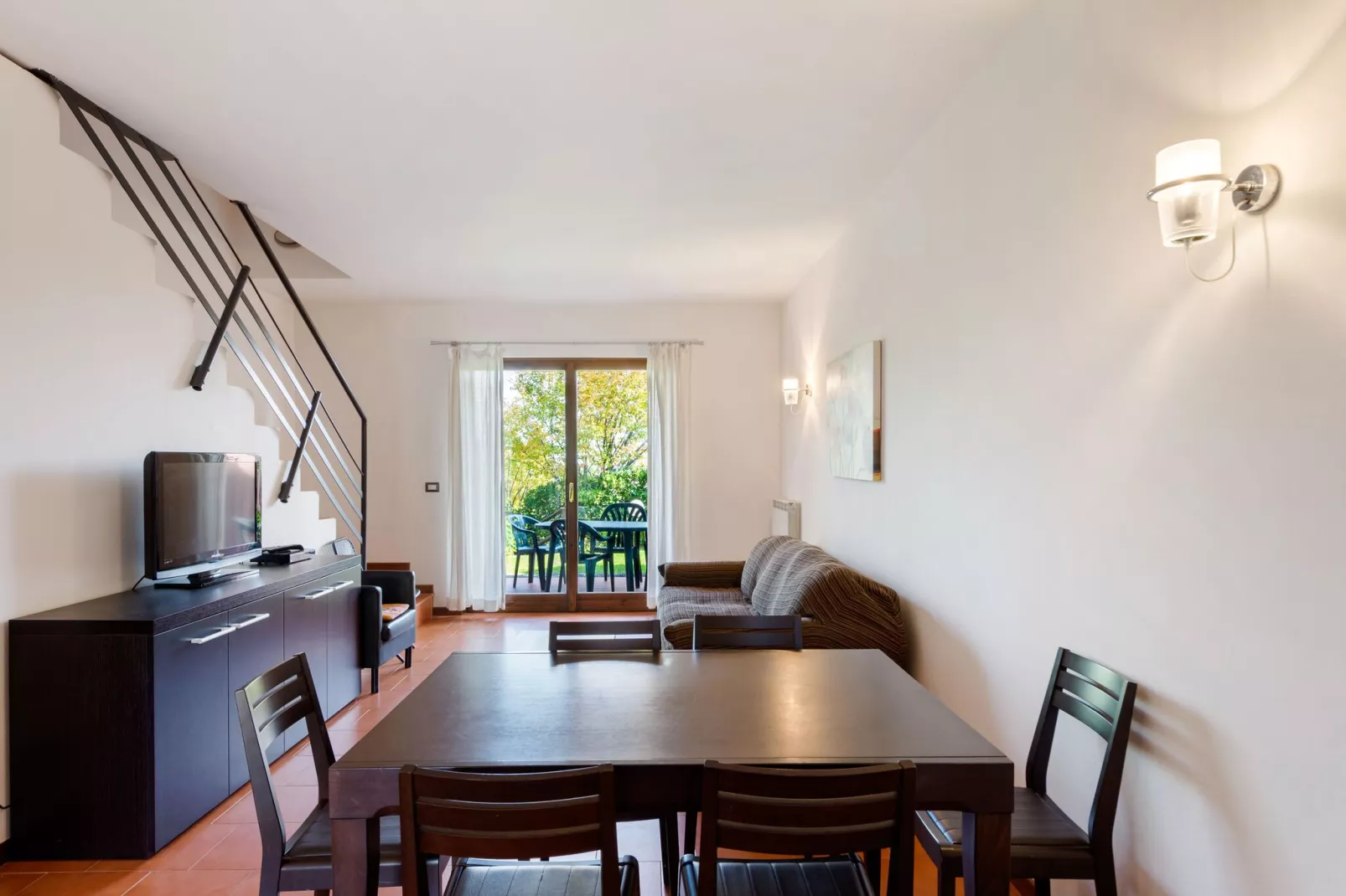 Mooi vakantiehuis vlak bij het Gardameer met zwembad-Woonkamer