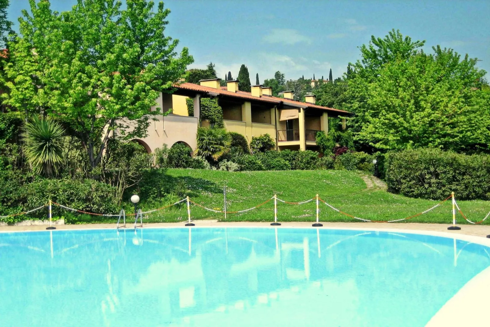 Gezellig appartement in Polpenazze del Garda met grote tuin-Buitenkant zomer