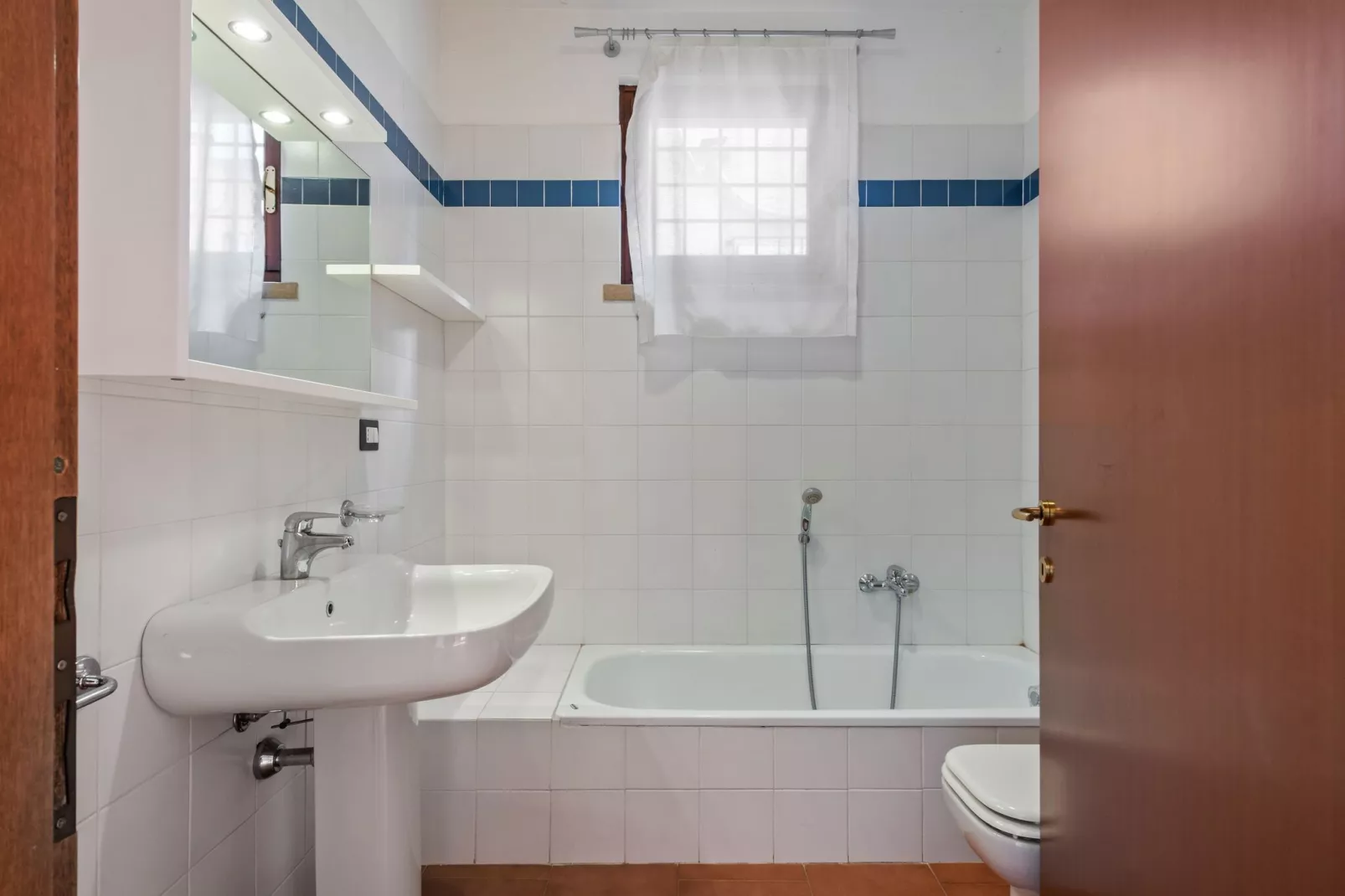 Gezellig appartement in Polpenazze del Garda met grote tuin-Badkamer