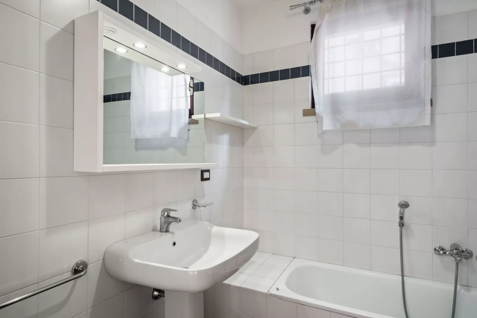 Gezellig appartement in Polpenazze del Garda met grote tuin-Badkamer