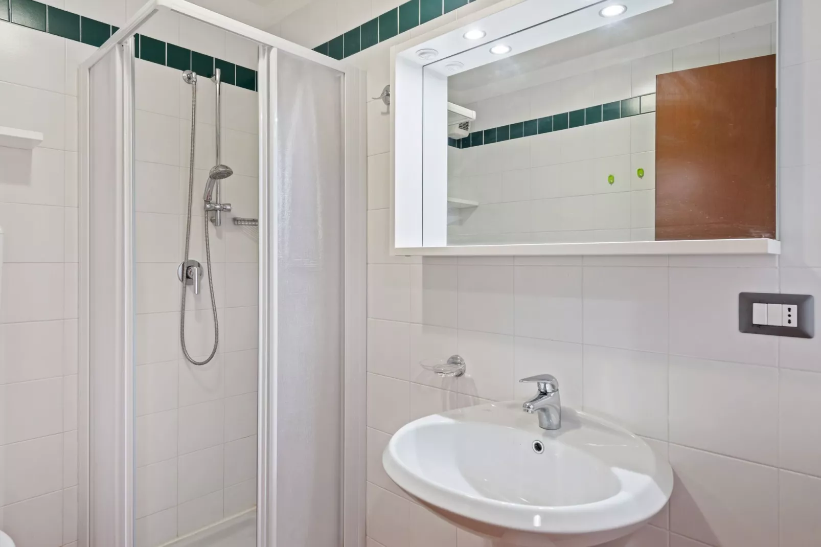 Gezellig appartement in Polpenazze del Garda met grote tuin-Badkamer