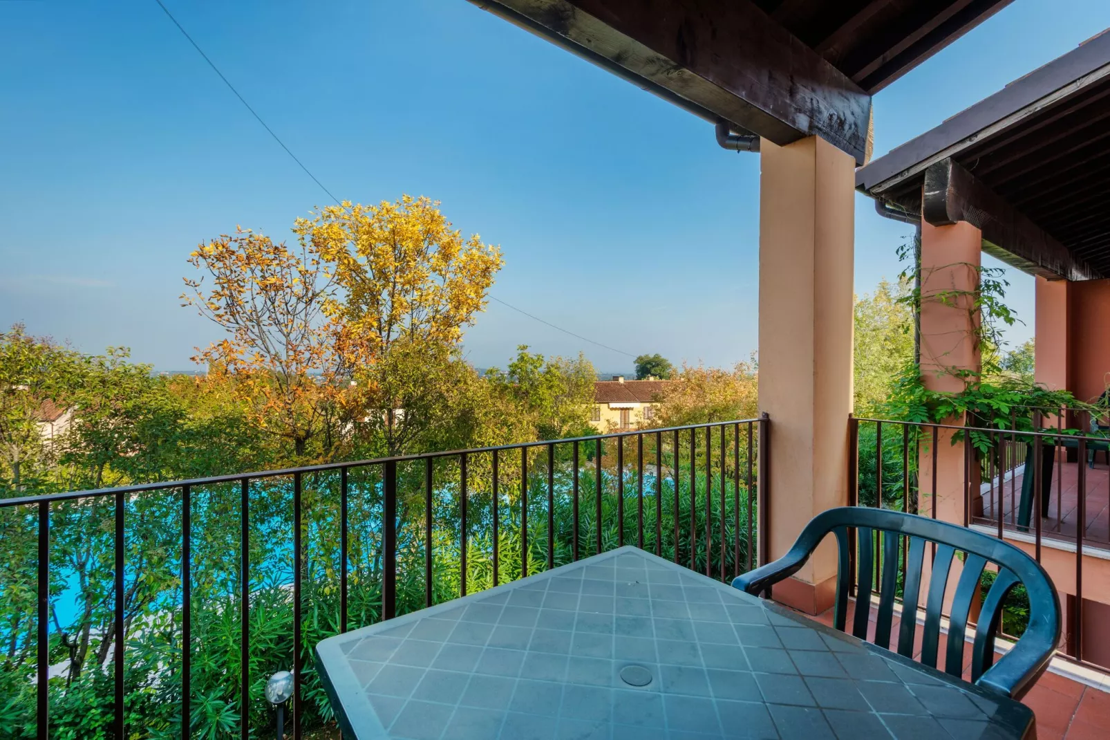 Gezellig appartement in Polpenazze del Garda met grote tuin-Terrasbalkon