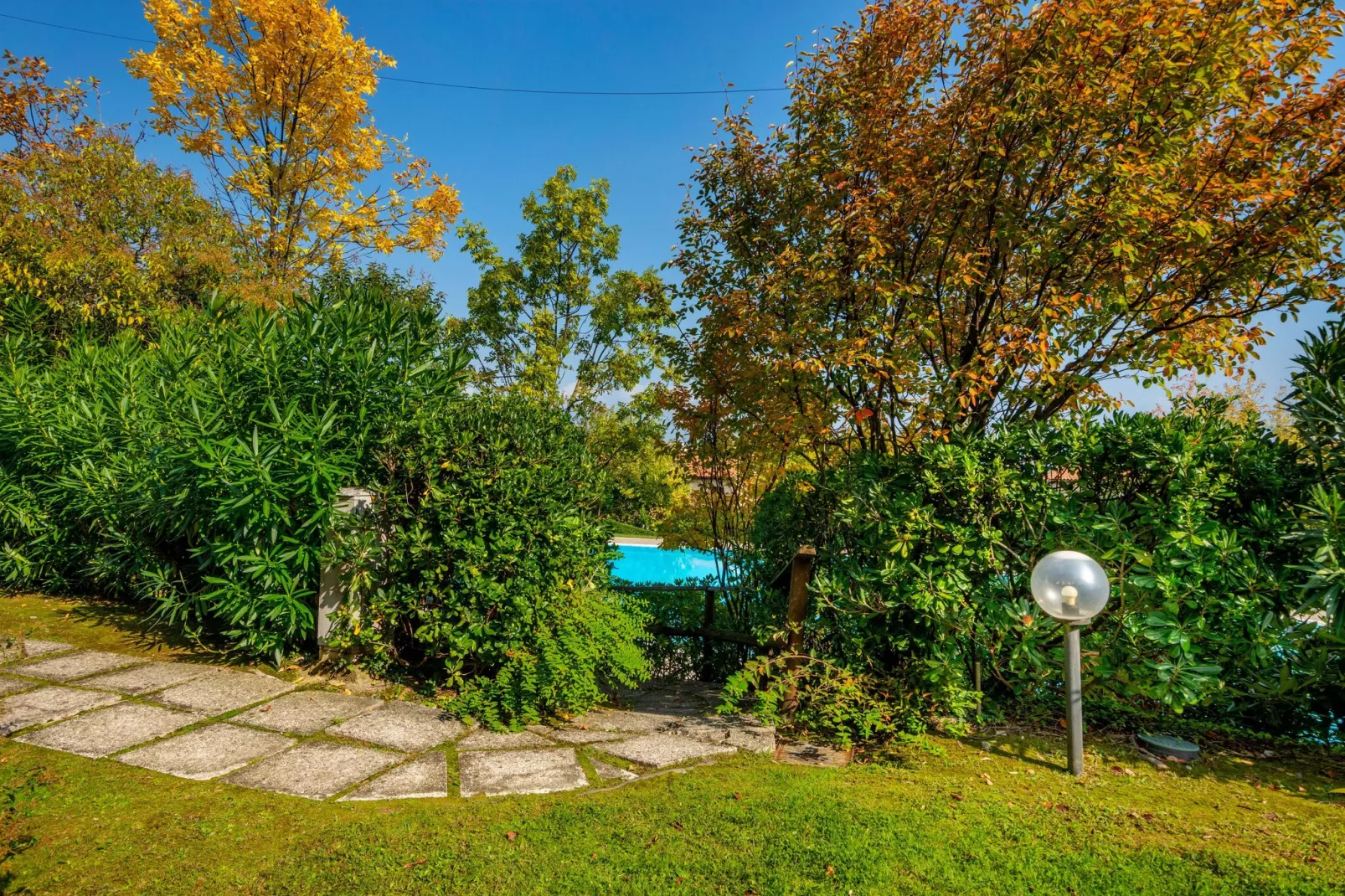 Gezellig appartement in Polpenazze del Garda met grote tuin-Tuinen zomer