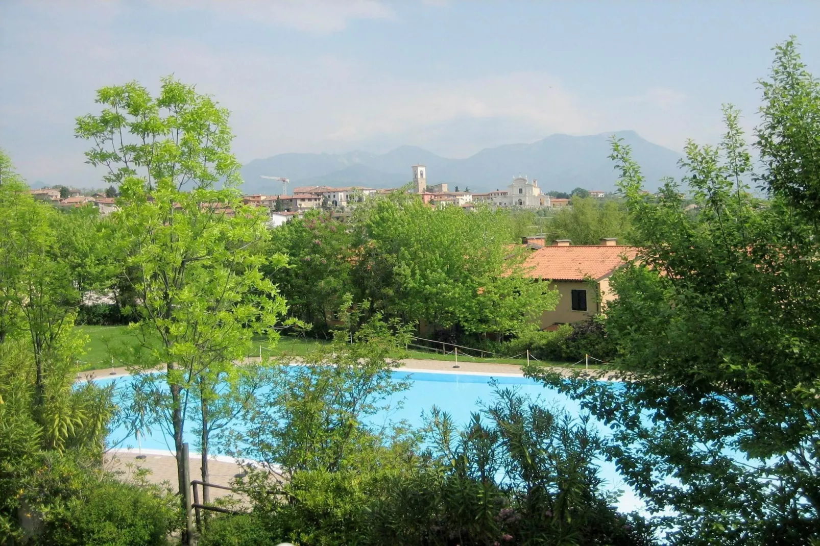 Gezellig appartement in Polpenazze del Garda met grote tuin-Uitzicht zomer