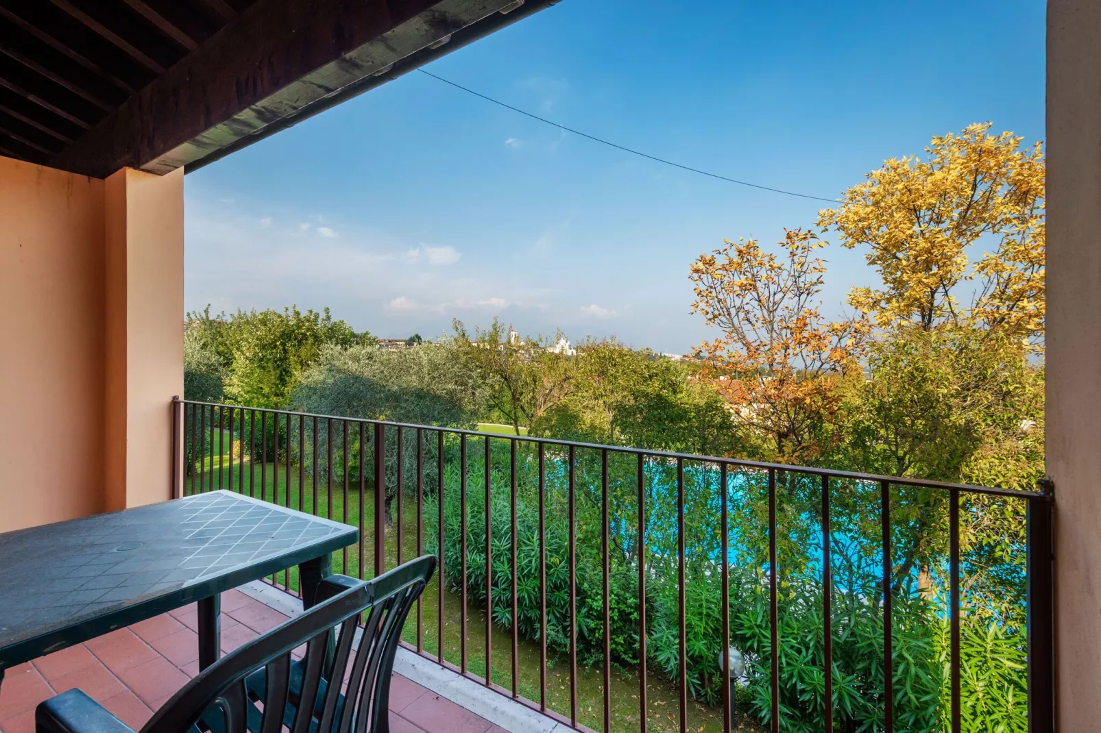 Gezellig appartement in Polpenazze del Garda met grote tuin-Uitzicht zomer