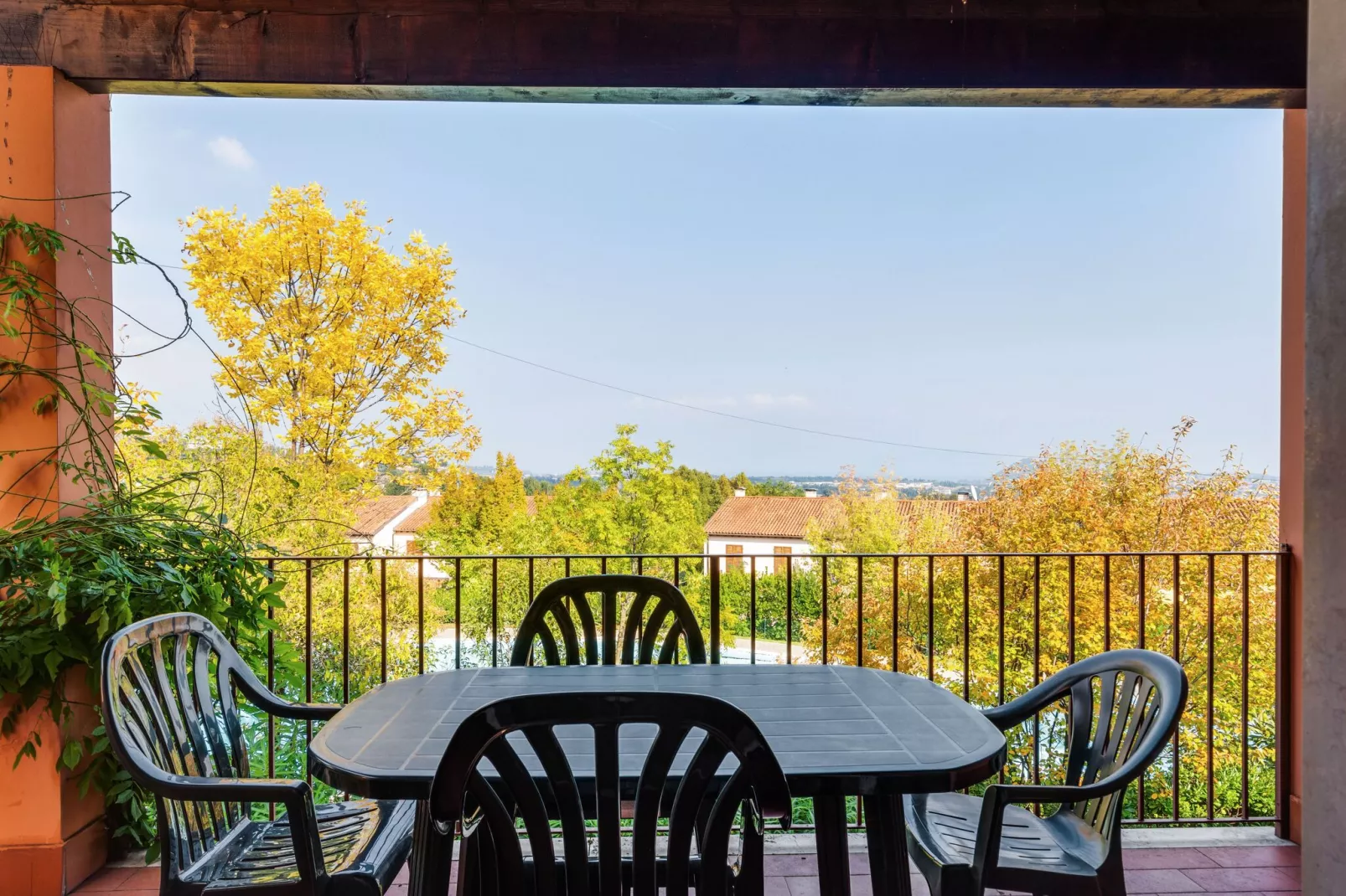 Gezellig vakantiehuis vlak bij het Gardameer met zwembad-Terrasbalkon