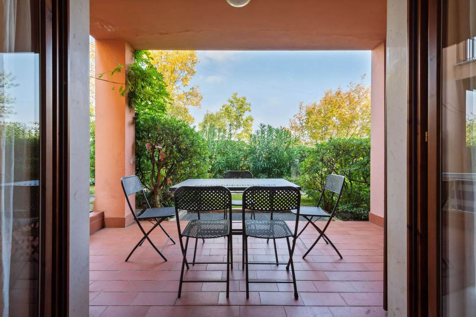 Gezellig vakantiehuis vlak bij het Gardameer met zwembad-Terrasbalkon