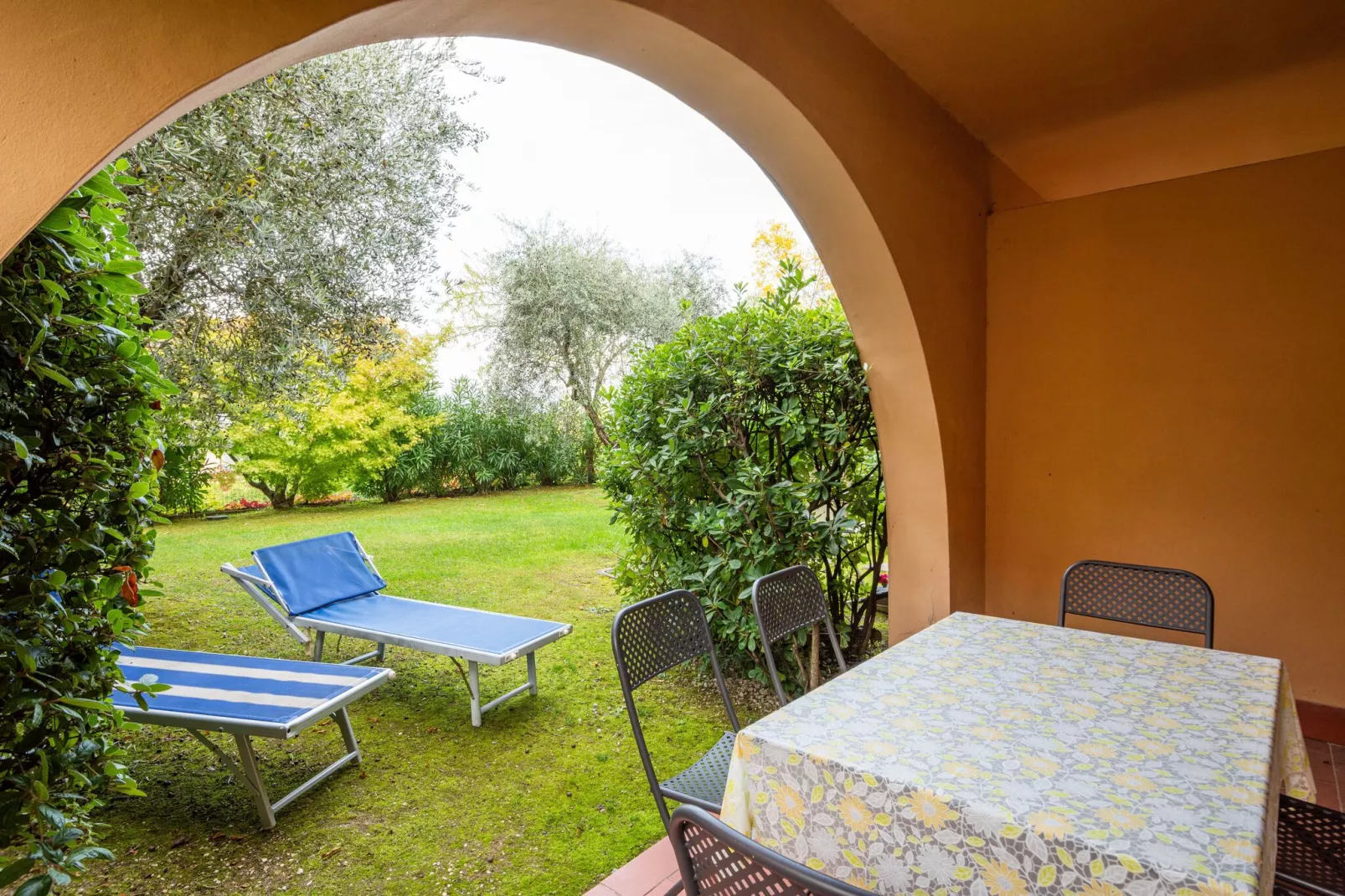 Mooi vakantiehuis vlak bij het Gardameer met zwembad-Terrasbalkon